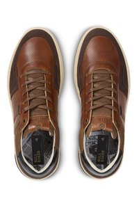 Sneakers in pelle marrone con superficie texturizzata, dotati di pannelli perforati e accenti in tessuto marrone a contrasto. Design classico con lacci.