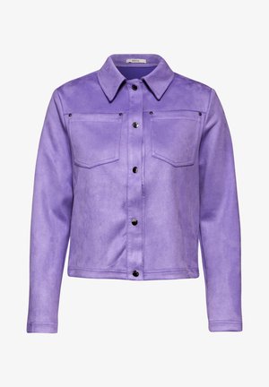 Chaqueta de ante púrpura con cuello tipo camisa, dos bolsillos en el pecho, cierre de botones y botones de presión negros. Textura suave con un diseño elegante.