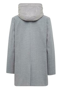 Hellgrauer Hahnentrittmantel mit einer gefütterten Kapuze. Hat einen geraden Schnitt und klare Linien. Der Stoff hat eine strukturierte Oberfläche, der Kontrast der Kapuzenkonstruktion hebt sich ab.