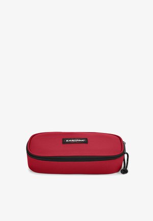 Czerwony prostokątny piórnik wykonany z trwałego materiału, z czarnym zamkiem błyskawicznym i naszywką z logo z przodu. Gładka tekstura, kompaktowy design.