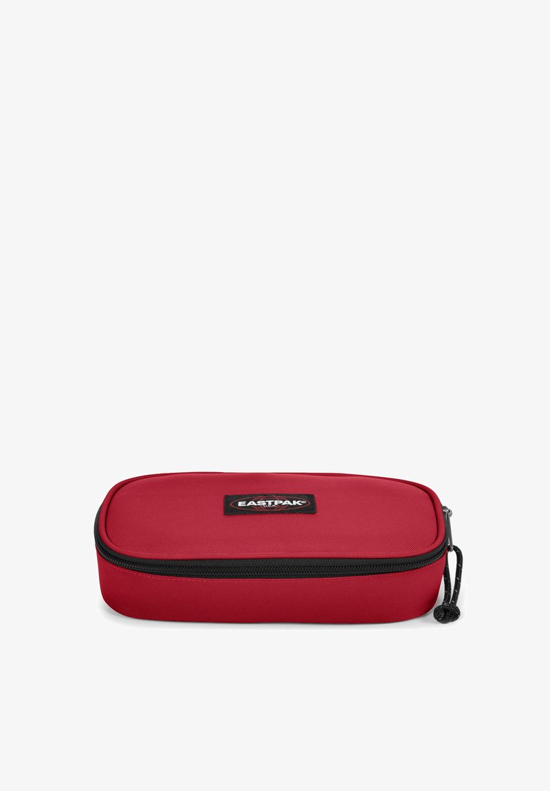 Estuche de lápices rojo rectangular hecho de una tela duradera con un cierre negro y un parche de logo en la parte frontal. Textura suave, diseño compacto.