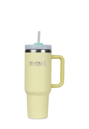 Gelber isolierter Reisebecher mit Griff, grauem Deckel und Strohhalm, vorn mit dem "Regatta Great Outdoors"-Logo versehen.