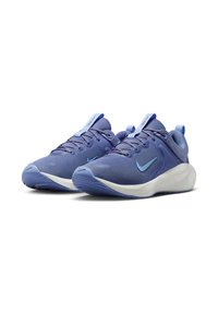 Zapatillas deportivas moradas con una parte superior de malla texturizada, acentos en azul claro y una media suela blanca. Presentan cordones planos y un acolchado en el cuello.