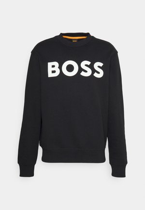 Svart genser i bomullsblanding med rund hals, lange ermer og hvit "BOSS" logo tydelig vist på brystet.