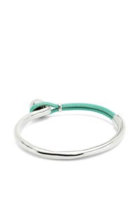 Bracelet en argent avec un accent en cuir turquoise, texture lisse, forme courbée et fermoir sécurisé à son extrémité ouverte.