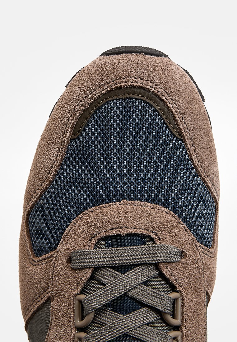 Sneaker low