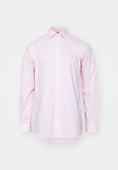 Cămașă cu mânecă lungă, de culoare roz deschis, cu nasturi, având un model în carouri, guler ascuțit și un mic logo pe partea stângă a pieptului. Fabricată din bumbac.