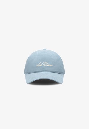 Himmelblaues Cap aus weichem Stoff, mit einem gebogenen Schirm und gesticktem Text "Les Deux" in Creme. Glatte Textur, verstellbarer Riemen hinten.