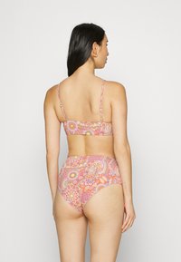 Dvojdielny bikiny set s kvetinovým vzorom v ružovej, oranžovej a žltej farbe, s tenkými popruhmi a vysoko pásovými spodnými dielmi. Hladká текстúra.