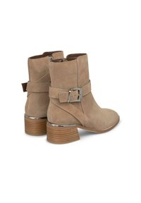 Beżowe zamszowe botki za kostkę z okrągłym noskiem, dekoracyjnym paskiem i klamrą oraz drewnianym obcasem w stylu słupka z metalicznym akcentem.