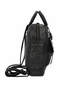 Zaino in pelle nera con una finitura texturizzata, dotato di manico superiore, spallacci regolabili e una tasca laterale con zip e hardware in metallo.