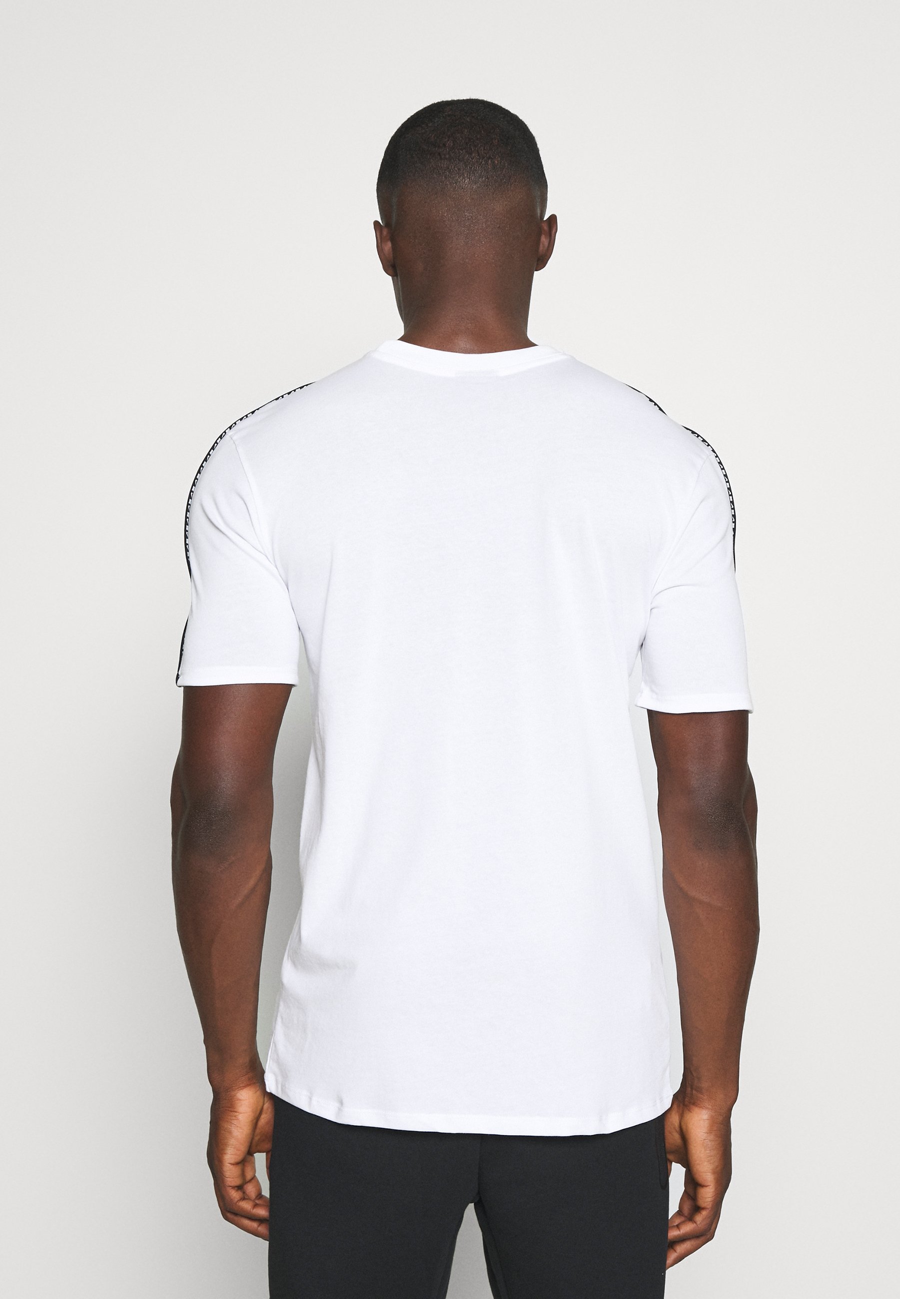 Nike Sportswear REPEAT T shirts med print white Zalando.no Nike Sportswear REPEAT - T-shirts - white