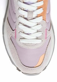 Zapatilla de color púrpura claro que presenta materiales mixtos, incluyendo ante y tela. Cuerdas blancas, acentos en rosa y naranja, y una suela texturizada.