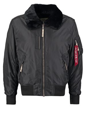 Veste bombardier noire avec col en fausse fourrure, fermeture éclair, poignets et ourlet côtelés, plusieurs poches et un détail étiquette rouge sur la manche.