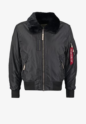 Zwarte bomberjack met een faux fur kraag, ritssluiting, geribde manchetten en zoom, meerdere zakken en een rode labeldetail op de mouw.