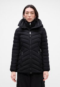 Giacca a vento nera con motivo a zigzag, colletto alto, chiusura con zip e due tasche laterali; texture trapuntata e lucida.
