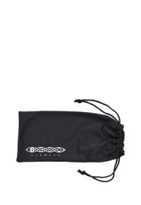 Černý sáček na stahovací šňůrku vyrobený z měkké tkaniny, s bílým logem, na kterém je napsáno "ICON Eyewear" ve spodní části. Minimalistický design, hladká textura.