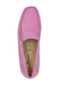 Rosa Wildlederschuh mit dekorativer Naht entlang der Kanten. Runde Zehenpartie und weiche Textur. Das Innere zeigt Markennamen und Größenangaben.