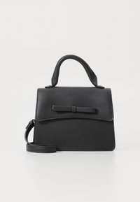 Bolso estructurado negro hecho de suave piel sintética. Cuenta con un asa superior, correa de hombro desmontable y una tapa frontal con un acento de lazo.