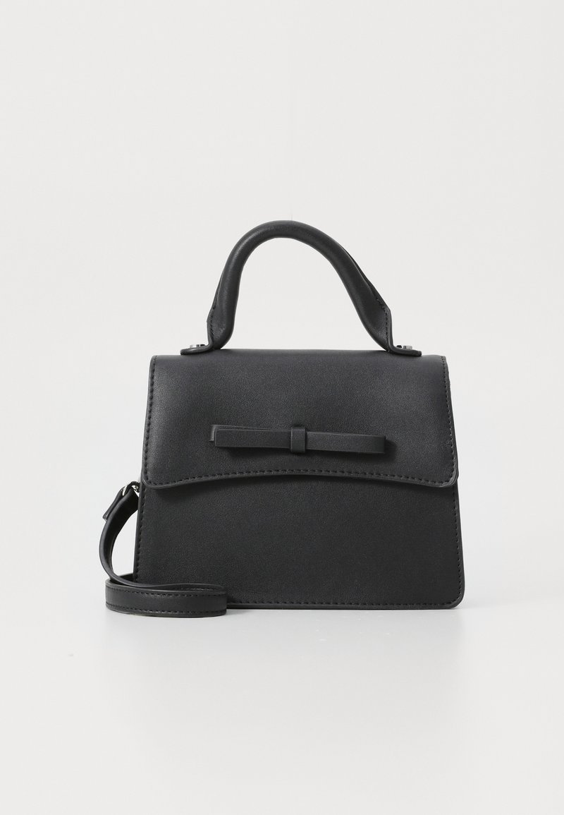 Bolso estructurado negro hecho de suave piel sintética. Cuenta con un asa superior, correa de hombro desmontable y una tapa frontal con un acento de lazo.