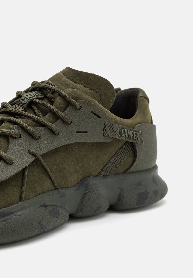 Oliwkowe sneakersy z zamszu i teksturowanej gumy, z unikalnym wzorem podeszwy oraz markowaniem Camper po boku.