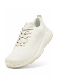 Biały but sportowy z siateczkową cholewką, teksturowanymi detalami i amortyzowaną podeszwą. Posiada sznurowadła, pętlę do zakładania i subtelne akcenty z logo.