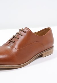 KIOMI Stringate - tan