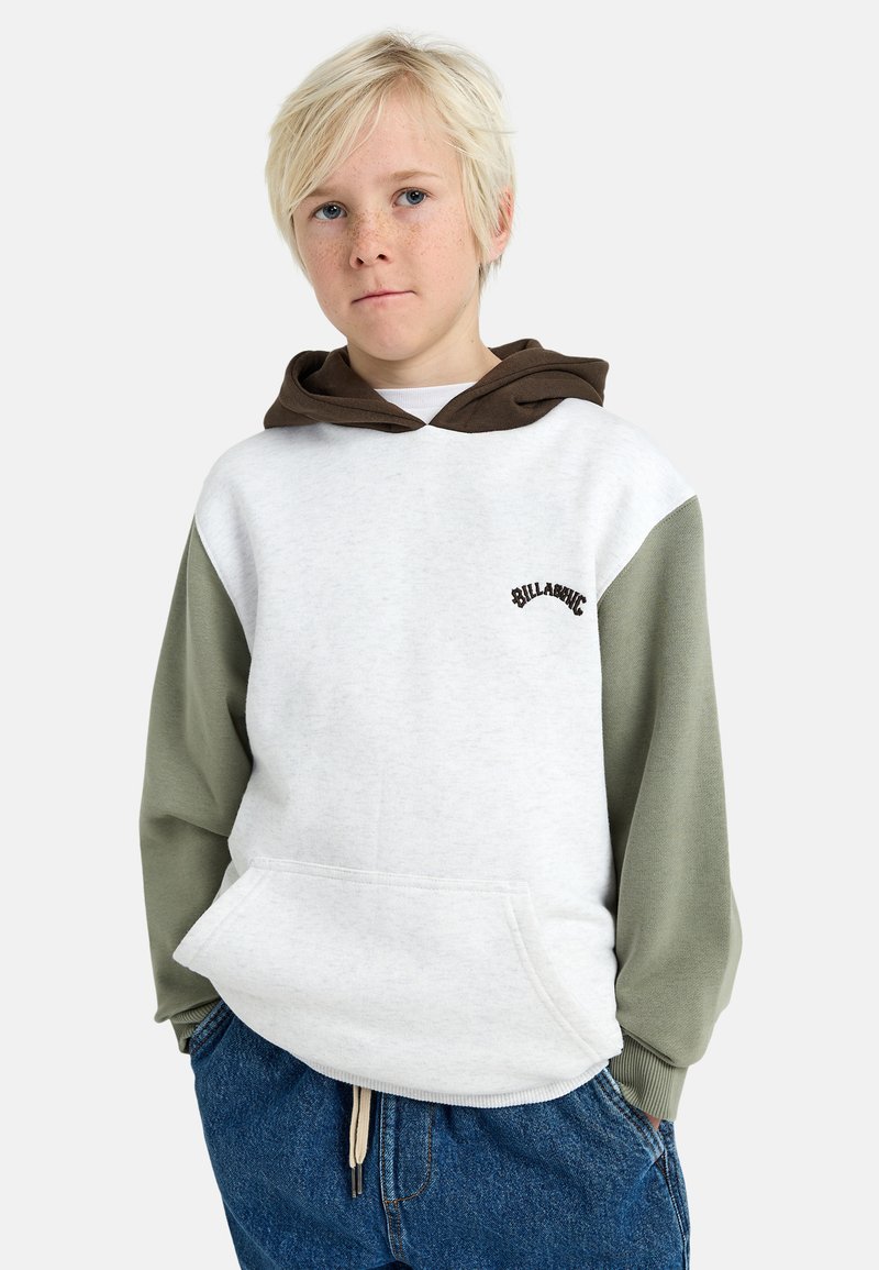 Hoodie met een witte body, olijfgroene mouwen en een bruine capuchon. Voorkant met kangoeroezak en geborduurd logo op de borst. Denim jeans.