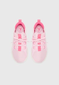 Baskets de sport roses avec une tige en maille, des lacets plats, un col rembourré et une semelle en caoutchouc texturée ; accents de marque dans un rose assorti.