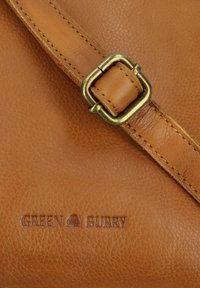 Borsa in pelle marrone con superficie testurizzata, tracolla regolabile con fibbia metallica e logo "GREEN BURRY" stampato.
