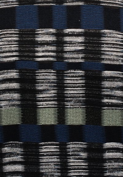 Πλεκτό ύφασμα με σχέδιο καρό, σε σκούρο μπλε, μαύρο, λευκό και ανοιχτό πράσινο. Κοντή υφή με ποικίλο βάθος ραφής.