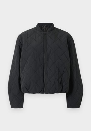 Quilted svart bomberjakke med ribbestrikket krage, hel glidelås foran og vide ermer. Teksturert overflate med diamantmønster.