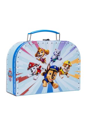Kindertrolley mit den Paw Patrol Charakteren Chase, Skye, Marshall, Rubble und Everest, die auf blau-weißem Hintergrund nach vorne fliegen.