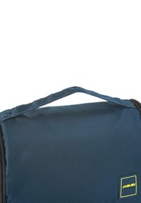 Bolsa de tela azul oscuro con una superficie texturizada, que cuenta con un asa superior y una etiqueta amarilla con borde azul. Cierre con cremallera visible.