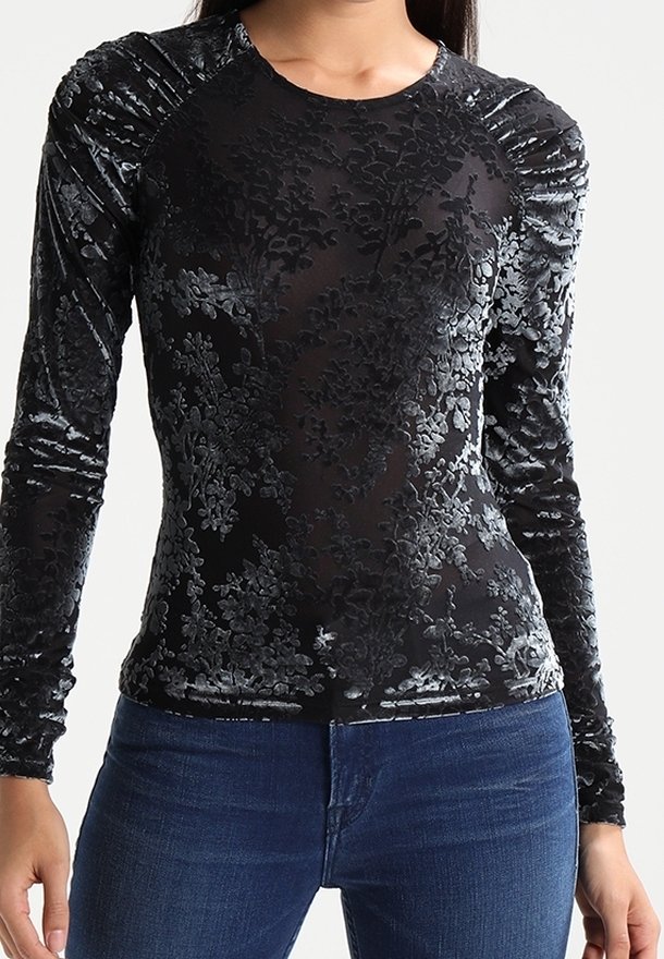 Svart långärmad skjorta i sammet med blommönster, med rynkade axeldetaljer och en figurnära silhuett.