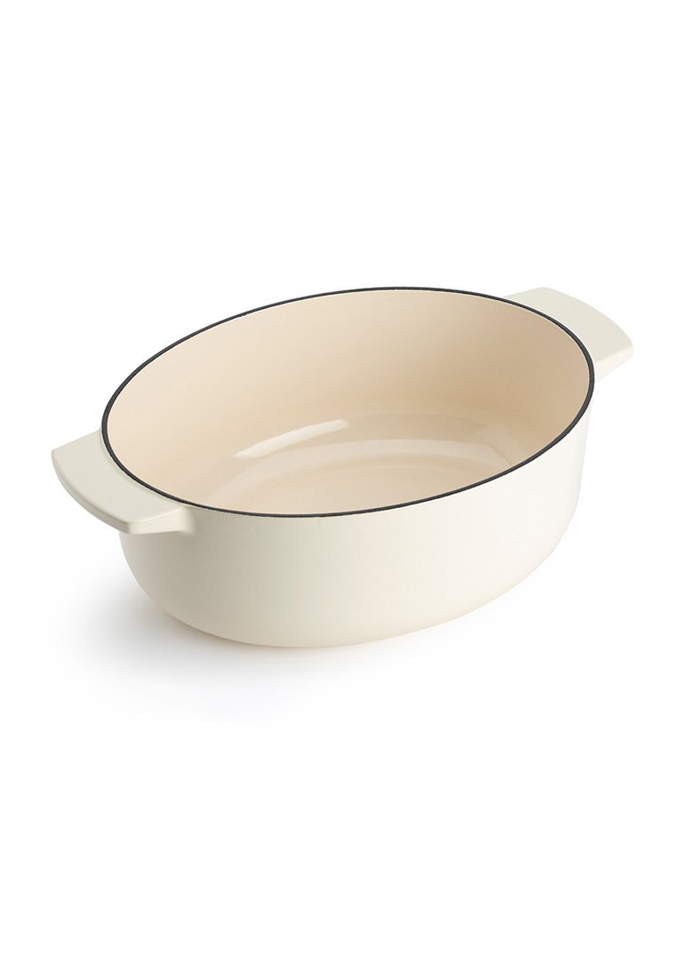 Owalne ceramiczne naczynie do pieczenia w kolorze off-white z gładkim wnętrzem i cienką czarną krawędzią. Posiada dwa boczne uchwyty ułatwiające chwytanie.