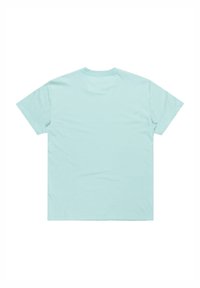 Tričko s krátkým rukávem v světle modré barvě, z bavlněného materiálu, volný střih, jednotná barva, bez grafik či vzorů, s kulatým výstřihem, hladká textura.