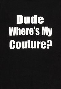 T-shirt nera in cotone con testo audace in bianco che recita "Dude Where's My Couture?" in un font semplice e moderno.