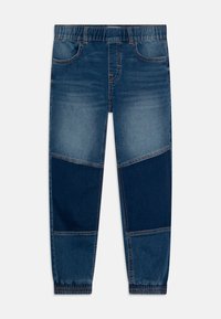 Joggers en denim avec une taille élastique, présentant des sections patchwork bleu clair et bleu foncé, des poignets ajustables et des poches avant traditionnelles.