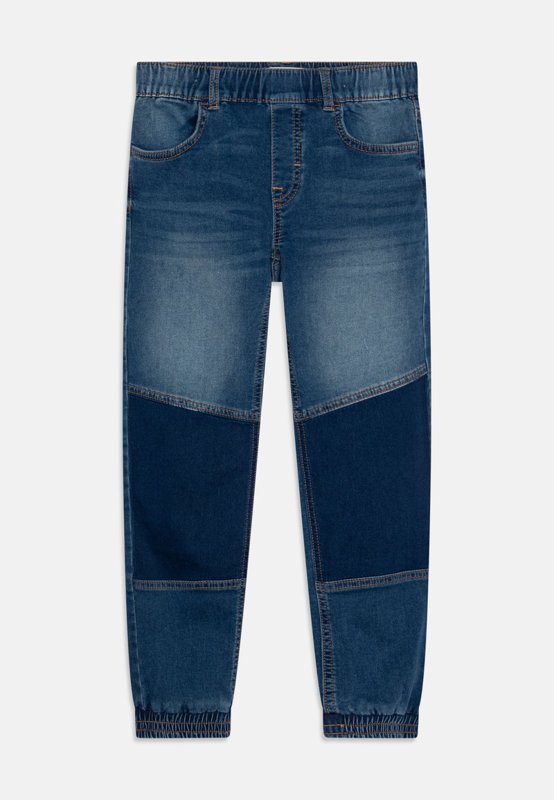 Joggers en denim avec une taille élastique, présentant des sections patchwork bleu clair et bleu foncé, des poignets ajustables et des poches avant traditionnelles.