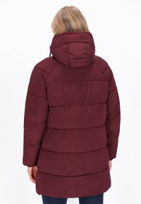 Geacă puffer izolată de culoare burgundă, cu glugă, având secțiuni orizontale quilted și un design de lungime medie. Textură netedă, material ușor.