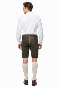 Herreoutfit bestående af en hvid langærmet skjorte, mørkegrønne lædershorts, beige knæstrømper og brune sko. Enkel og funktionel design.