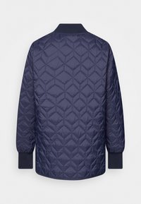Giacca trapuntata blu navy con motivo a diamante, polsini a coste e design senza colletto. Tessuto liscio, materiale leggero. Vista posteriore mostrata.