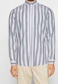 Langärmliges Button-down-Hemd in hellgrauen und weißen Streifen, aus Leinen gefertigt. Verfügt über einen Kragen und eine Knopfverschluss; lockere Passform.