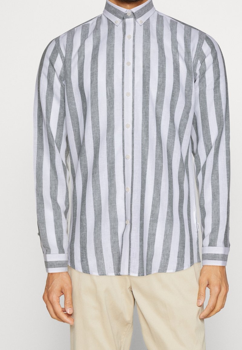 Langärmliges Button-down-Hemd in hellgrauen und weißen Streifen, aus Leinen gefertigt. Verfügt über einen Kragen und eine Knopfverschluss; lockere Passform.