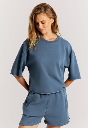 Blauw oversized T-shirt van een katoenmix met korte mouwen, een ronde hals en een onafgewerkte zoom, gecombineerd met bijpassende shorts met trekkoord.