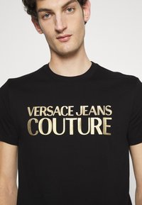 Versace Jeans Couture T-shirt estampada - black/gold