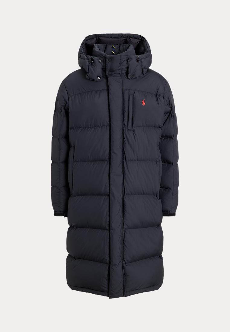 Long manteau d'hiver noir matelassé avec capuche, fermeture éclair avant, poche poitrine et petit logo rouge sur la poitrine gauche.