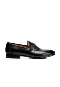 Schwarze Leder-Loafer mit glatter Oberfläche, spitzer Zehenpartie, dekorativer Naht und niedrigem Absatz. Minimalistisches Design ohne sichtbare Markenkennzeichnung.