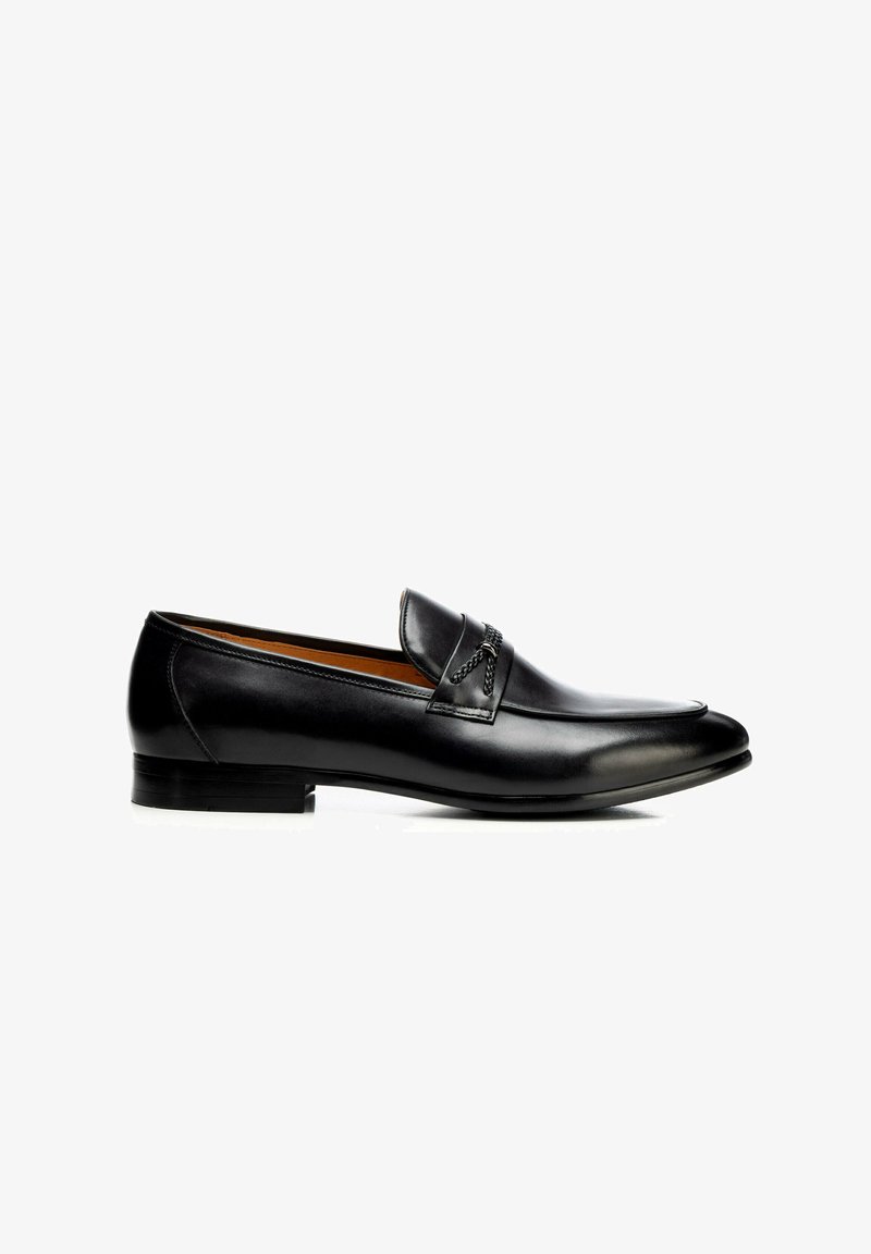 Schwarze Leder-Loafer mit glatter Oberfläche, spitzer Zehenpartie, dekorativer Naht und niedrigem Absatz. Minimalistisches Design ohne sichtbare Markenkennzeichnung.